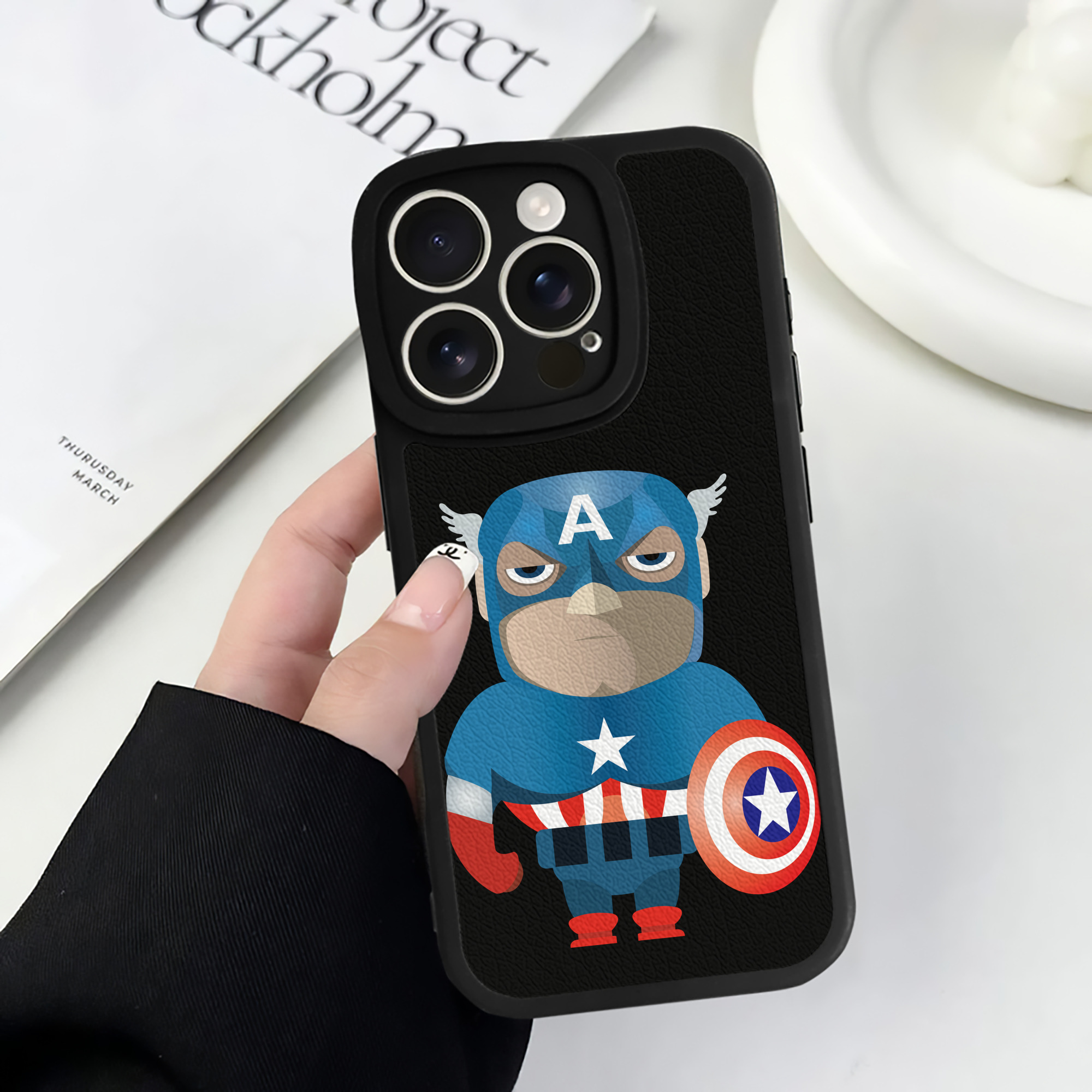 （画像用） アベンジャーズ The Avengers 【iPhone 16シリーズ対応】シリコンスマホケース（レザー調） 材質：シリコン